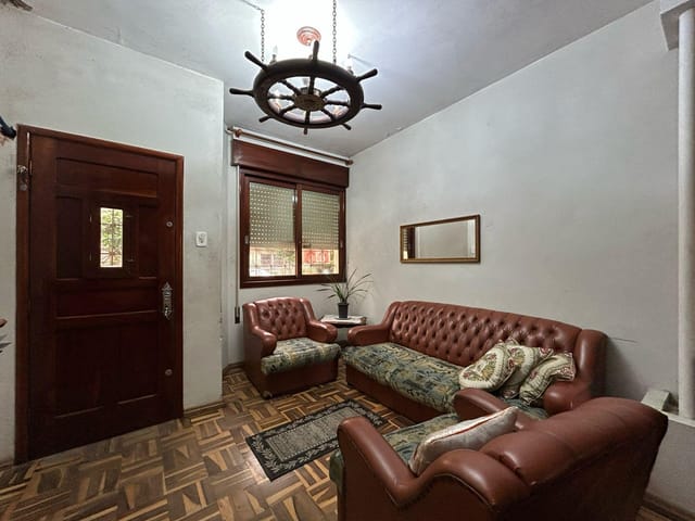 Foto do Casa - Sobrado à venda, Centro, Pelotas, RS. 4 dorms., 3 salas, 4 banh, 1 vaga, ar-cond, cozinha, quarto de serviço, aquecimento elétrico, piso cerâmica/ madeira. | UP Imóveis