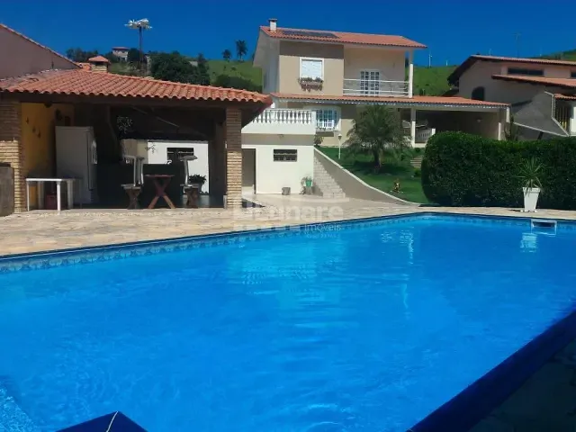 Sobrado com 2000m² 4 quartos e 4 banheiros, à venda, no bairro Centro em Guararema