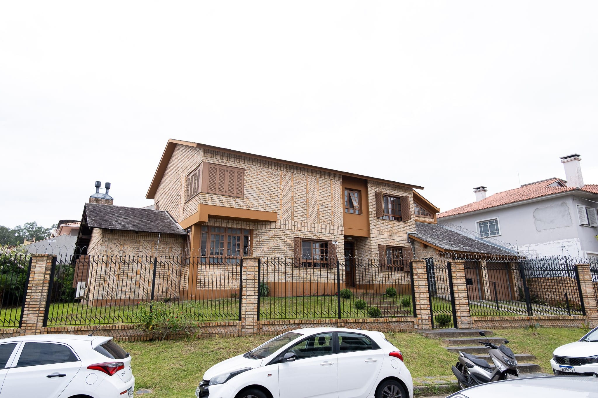 Sobrado à venda no Areal, Pelotas: 373,79 m², 5 dormitórios, 1 suíte, 4 banheiros, lareira, piscina, espaço gourmet, 4 vagas e excelente infraestrutura.