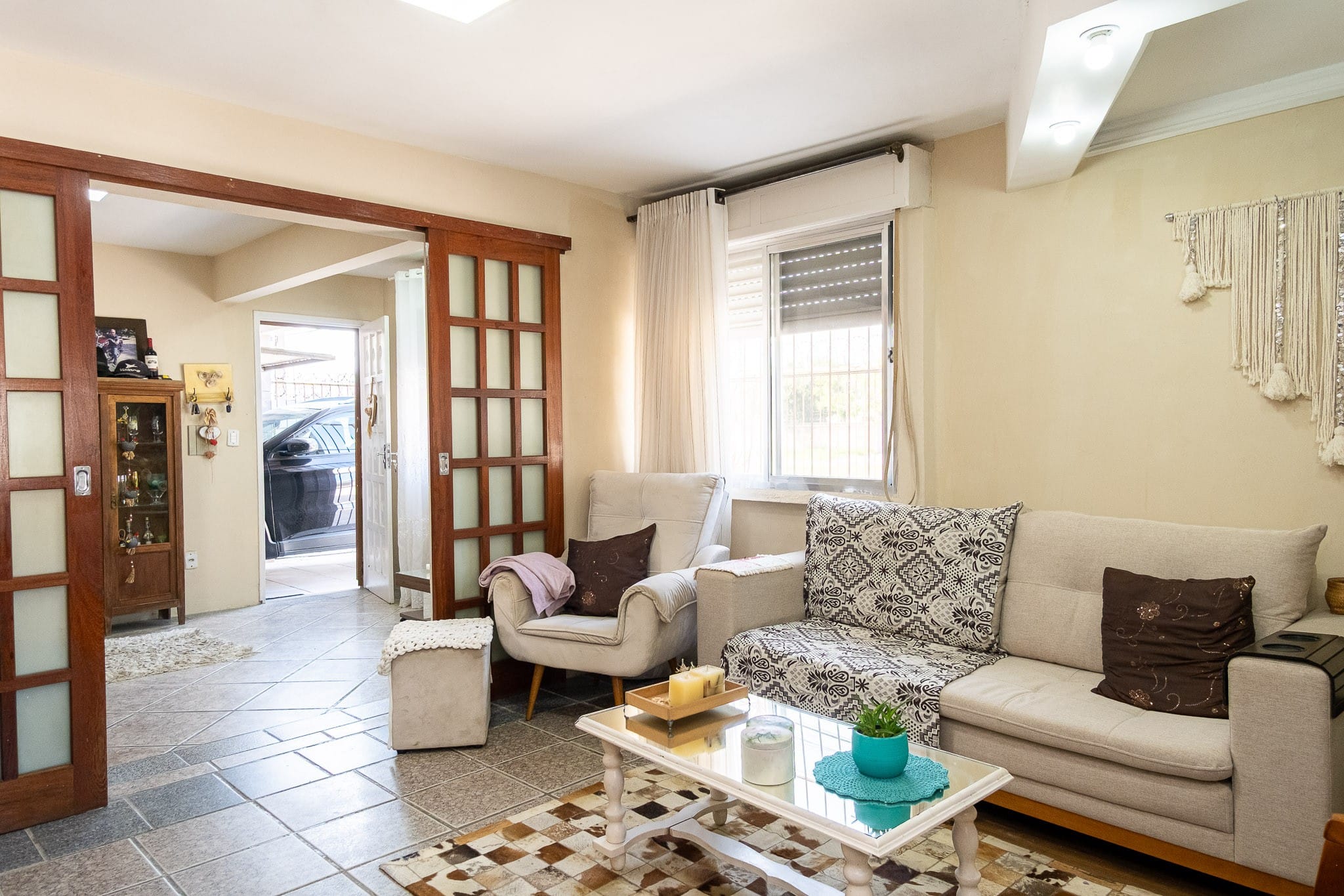 Casa de esquina à venda no Areal, Pelotas: 160 m² , 3 quartos (sendo 1 suíte), lareira, churrasqueira, amplo terraço e garagem.