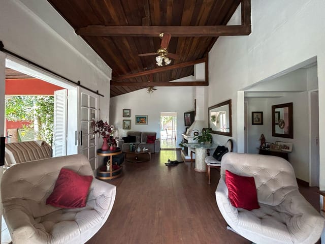 Casa com 720m² 5 quartos e 3 banheiros, à venda, no bairro Laranjal em Pelotas