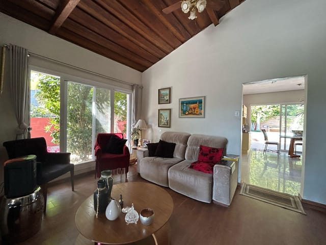 Casa com 720m² 5 quartos e 3 banheiros, à venda, no bairro Laranjal em Pelotas
