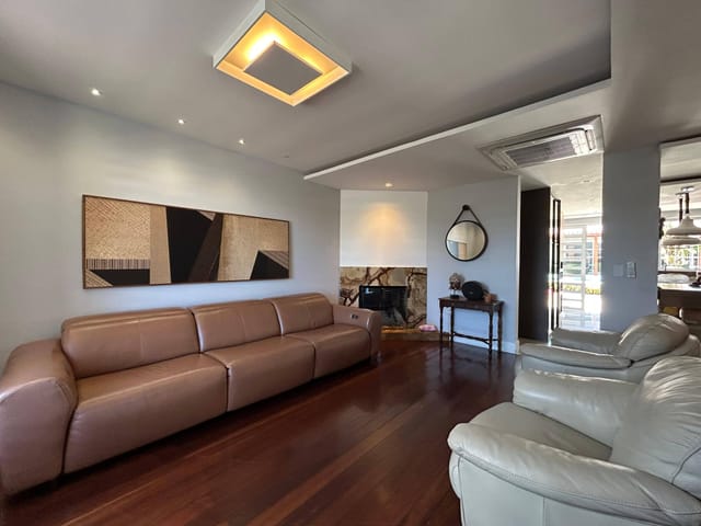 Foto do Casa - Casa à venda no Areal: 235 m², 4 quartos (2 suítes com closet e sacada), móveis planejados, lareira e área gourmet completa. | UP Imóveis