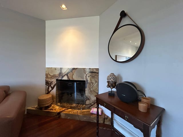 Foto do Casa - Casa à venda no Areal: 235 m², 4 quartos (2 suítes com closet e sacada), móveis planejados, lareira e área gourmet completa. | UP Imóveis