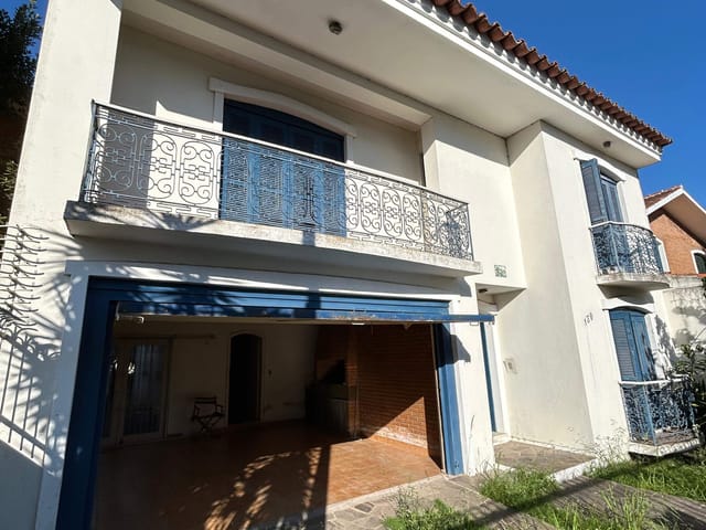 Foto do Sobrado - Sobrado 257 m² – 4 Dormitórios (3 Suítes), 3 Salas, Lareira Dupla, Hidromassagem, 2 Vagas | Areal, Pelotas/RS | Pátio Amplo & Churrasqueira | UP Imóveis