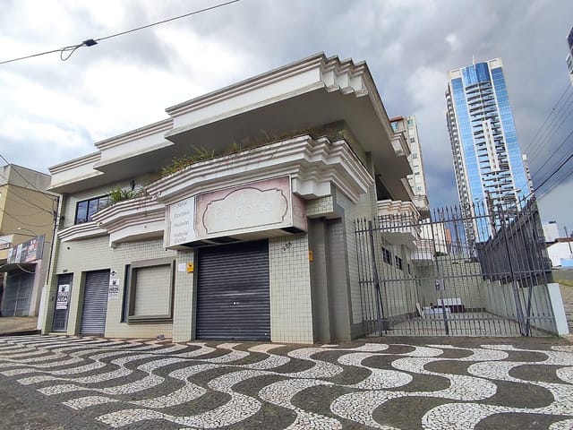 Sobrado à Venda – Imóvel Comercial e Residencial, 4 Quartos, 2 Salas Comerciais e Garagem para 3 Carros
