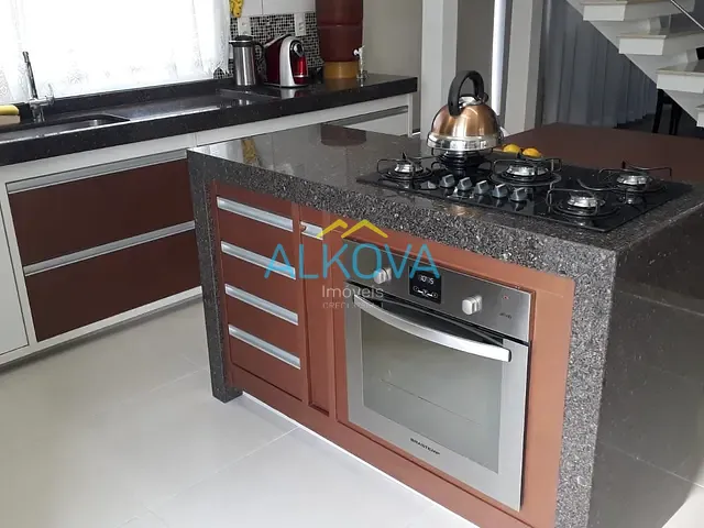 Sobrado com 300m² 3 quartos e 2 banheiros, à venda, no bairro Condomínio Residencial Mantiqueira em São José dos Campos