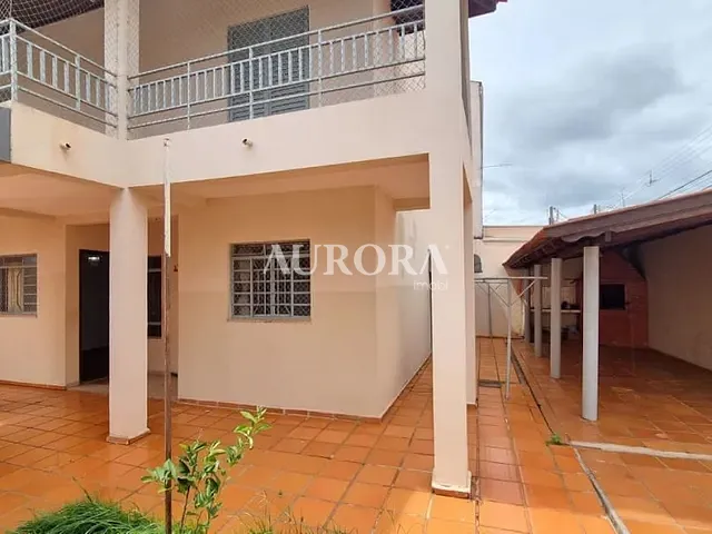 Sobrado 3 quartos e 2 banheiros, à venda, no bairro Tókio em Londrina