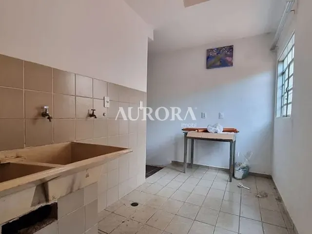 Sobrado 3 quartos e 2 banheiros, à venda, no bairro Tókio em Londrina