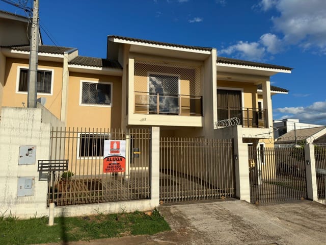 Sobrado com 3 quartos sendo 1 suíte, Área externa, Uvaranas.