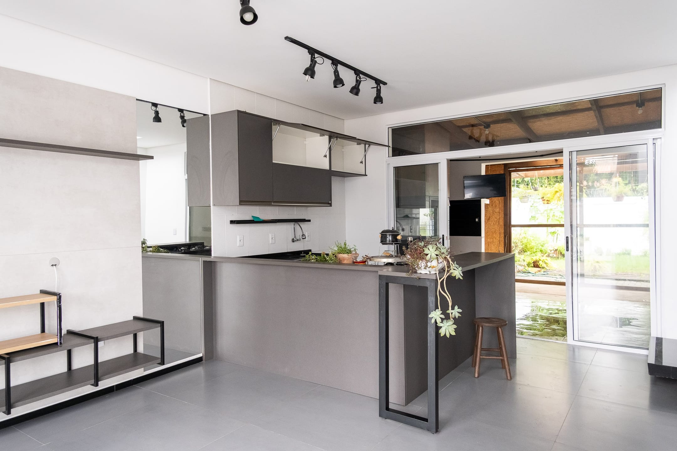 Lindo sobrado no bairro Amarilis — amplo, aconchegante e cheio de charme! com 2 dorms, lareira, área gourmet, sacada, porcelanato e 180m². Conforto e estilo.