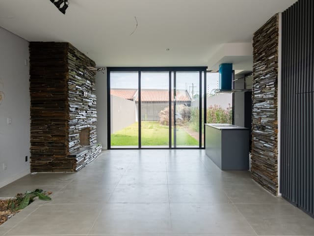 Foto do Casa - Sobrado no Laranjal com 193 m², 3 dormitórios, 1 suíte, sala ampla, churrasqueira, lareira, 2 vagas e armários. Conforto e praticidade para sua família! | UP Imóveis