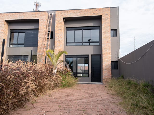 Foto do Casa - Sobrado no Laranjal com 193 m², 3 dormitórios, 1 suíte, sala ampla, churrasqueira, lareira, 2 vagas e armários. Conforto e praticidade para sua família! | UP Imóveis