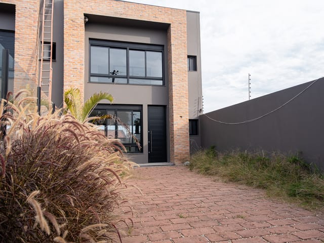 Foto do Casa - Sobrado no Laranjal com 193 m², 3 dormitórios, 1 suíte, sala ampla, churrasqueira, lareira, 2 vagas e armários. Conforto e praticidade para sua família! | UP Imóveis