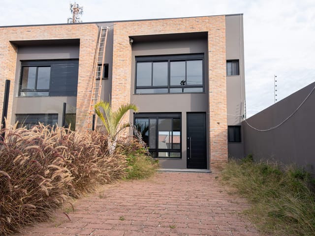 Foto do Casa - Sobrado no Laranjal com 193 m², 3 dormitórios (1 suíte), 3 banheiros, 2 vagas, lareira, churrasqueira e amplos ambientes integrados. | UP Imóveis