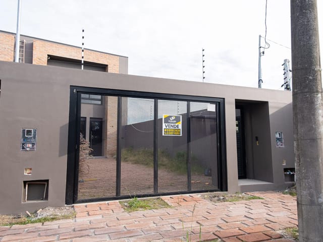 Foto do Casa - Sobrado no Laranjal com 193 m², 3 dormitórios (1 suíte), 3 banheiros, 2 vagas, lareira, churrasqueira e amplos ambientes integrados. | UP Imóveis