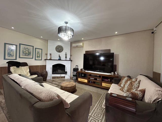 Casa com 480m² 8 quartos e 5 banheiros, à venda, no bairro Areal em Pelotas