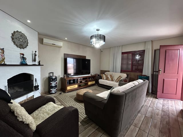 Casa com 480m² 8 quartos e 5 banheiros, à venda, no bairro Areal em Pelotas