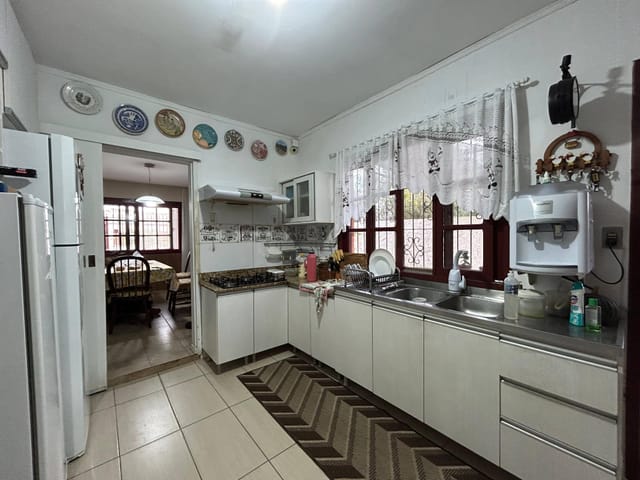 Casa com 480m² 8 quartos e 5 banheiros, à venda, no bairro Areal em Pelotas
