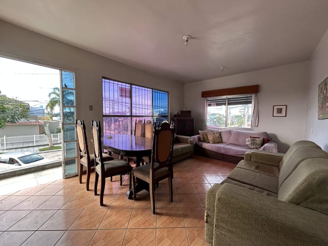 Casa com 240m² 3 quartos e 4 banheiros, à venda, no bairro Santa Terezinha em Pelotas