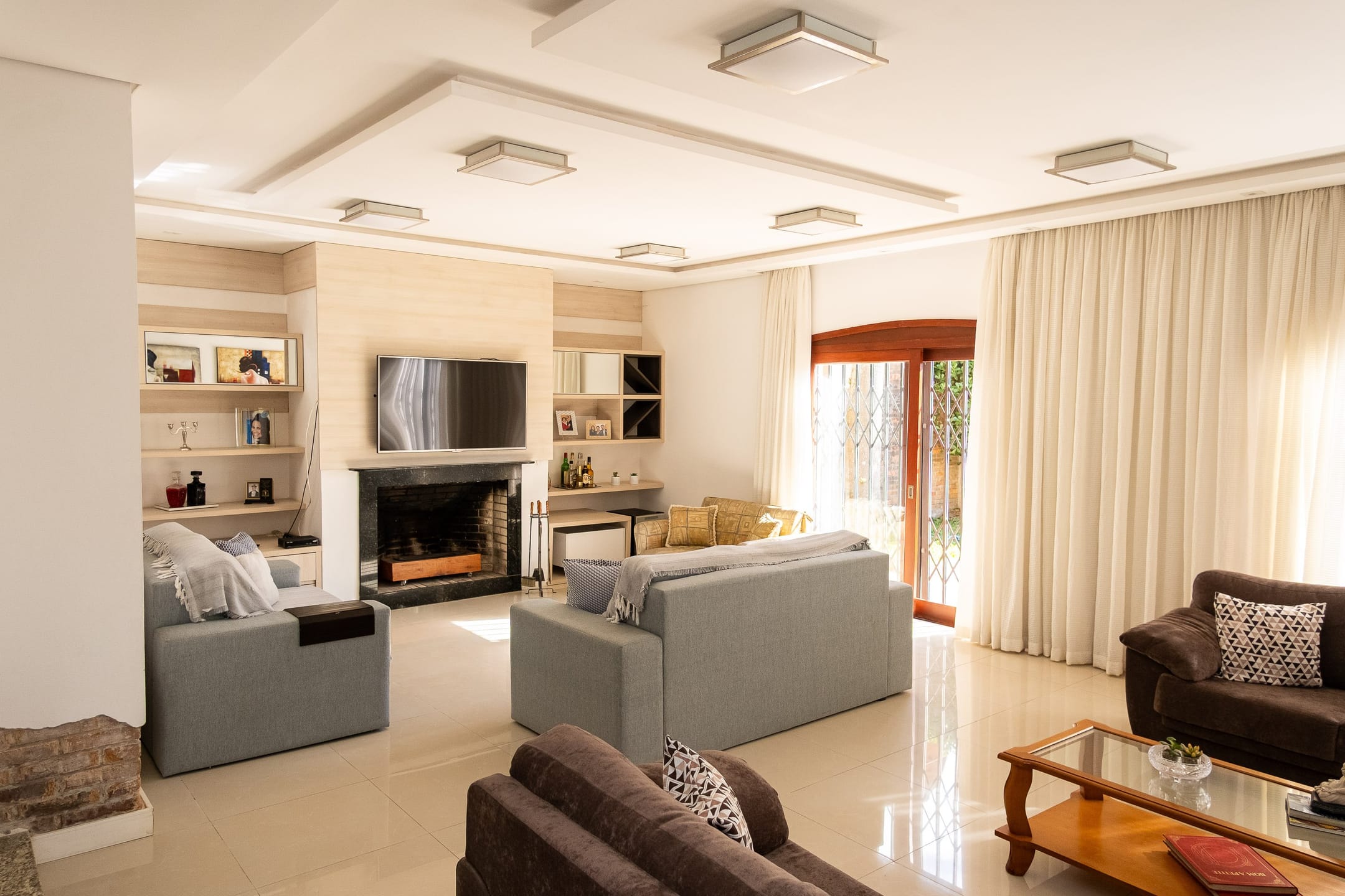 Casa à venda no Areal com 439 m², 6 quartos (1 suíte), 4 salas, espaço gourmet, 2 lareiras, ótima posição solar, a 100 m da Baronesa.