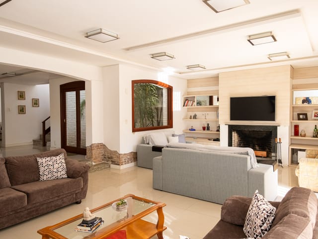 Casa com 1280m² 6 quartos e 4 banheiros, à venda, no bairro Areal em Pelotas