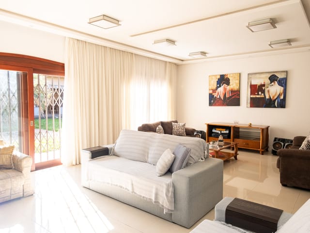 Casa com 1280m² 6 quartos e 4 banheiros, à venda, no bairro Areal em Pelotas