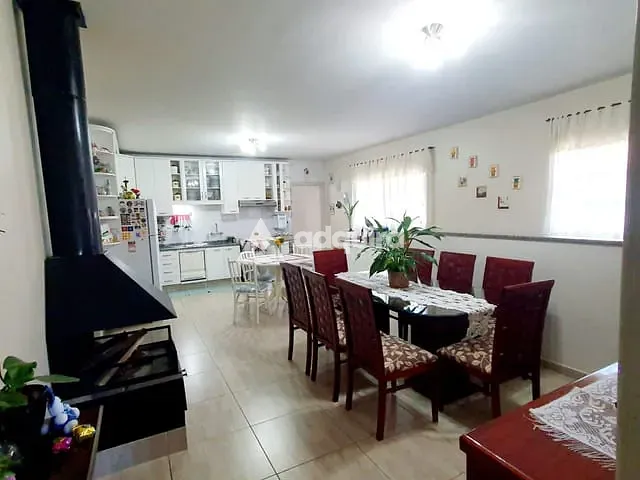 Sobrado com 346m² 4 quartos e 4 banheiros, à venda, no bairro Chapada em Ponta Grossa