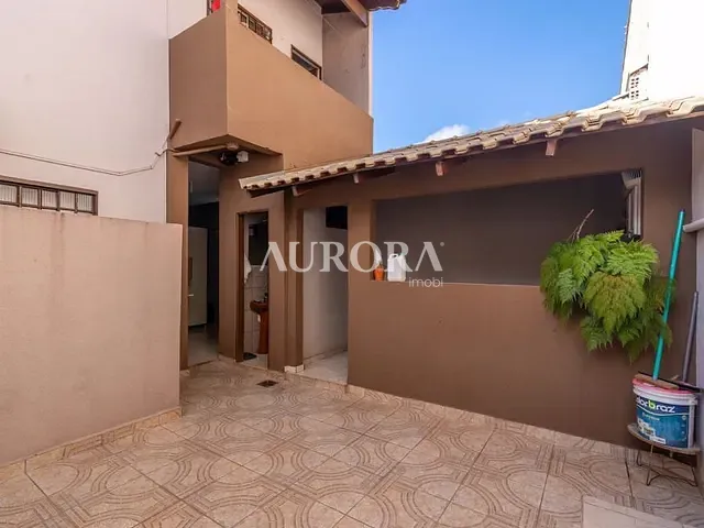 Sobrado com 200m² 5 quartos e 3 banheiros, à venda, no bairro Residencial Abussafe em Londrina
