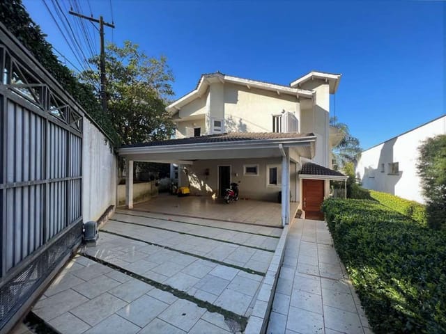 Sobrado com 828m² 4 quartos e 5 banheiros, à venda, no bairro Vila Santo Antônio em Cotia