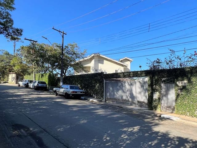 Sobrado com 828m² 4 quartos e 5 banheiros, à venda, no bairro Vila Santo Antônio em Cotia