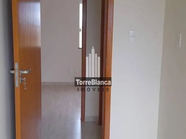 Sobrado 2 quartos e 2 banheiros, à venda, no bairro Uvaranas em Ponta Grossa