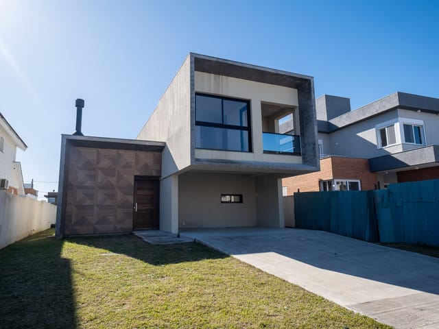 Casa 3 quartos e 3 banheiros, à venda ou para alugar, no bairro Laranjal em Pelotas
