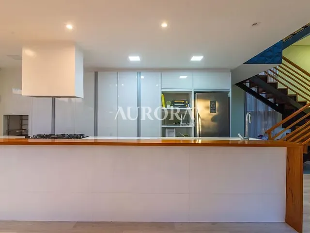 Sobrado com 256m² 4 quartos e 3 banheiros, à venda, no bairro Abussafe em Londrina