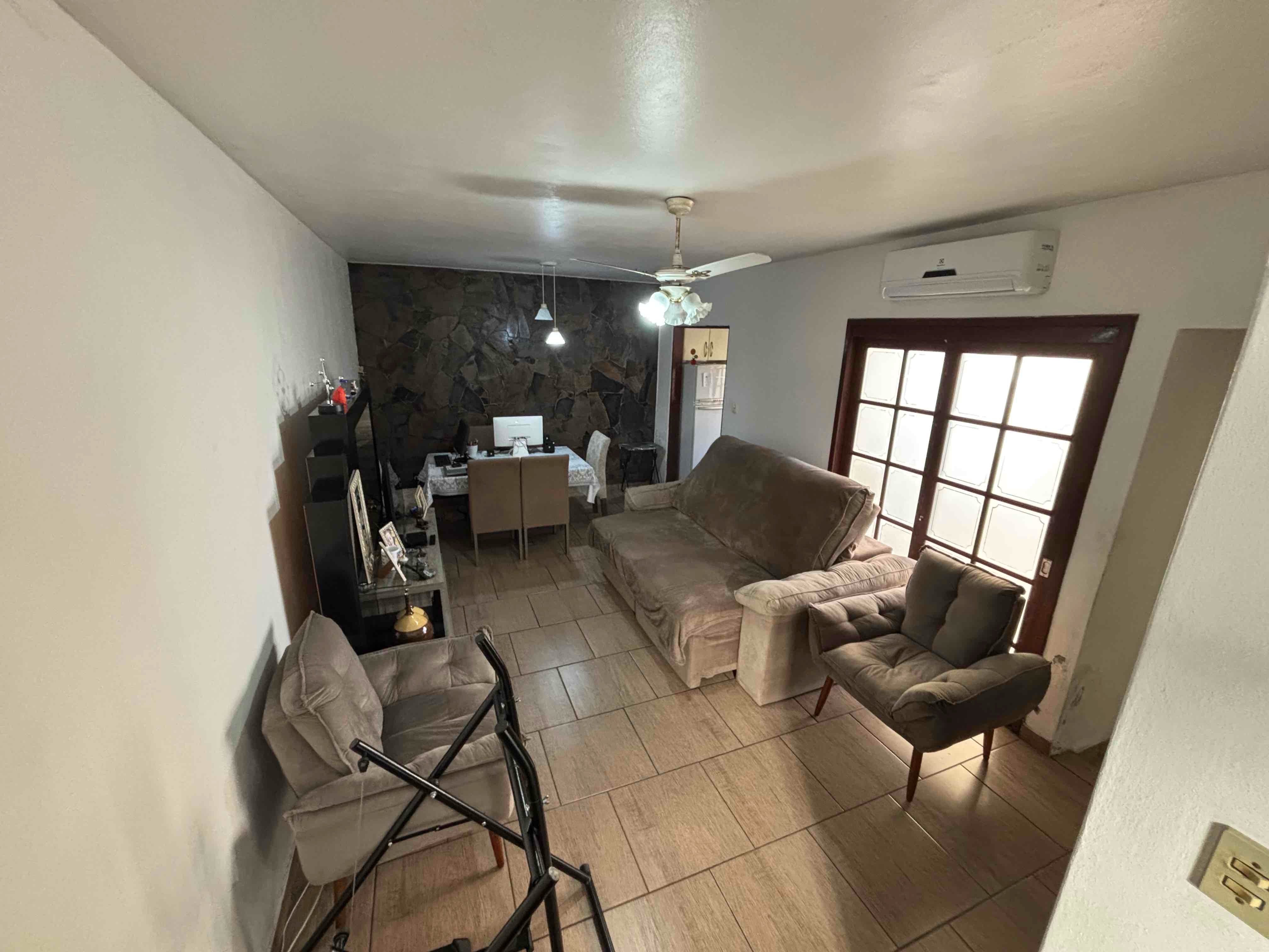 Sobrado espaçoso de 127,85m² na Cohab Tablada, com 3 dormitórios (1 suíte), amplo pátio e ótima iluminação natural. Conforto e segurança para sua família!