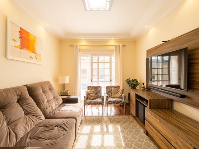 Foto do Casa - Excelente sobrado mobiliado à venda na Colina do Sol com 3 dormitórios, suíte, piscina, gourmet, móveis sob medida e 240m² de puro conforto e elegância! | UP Imóveis