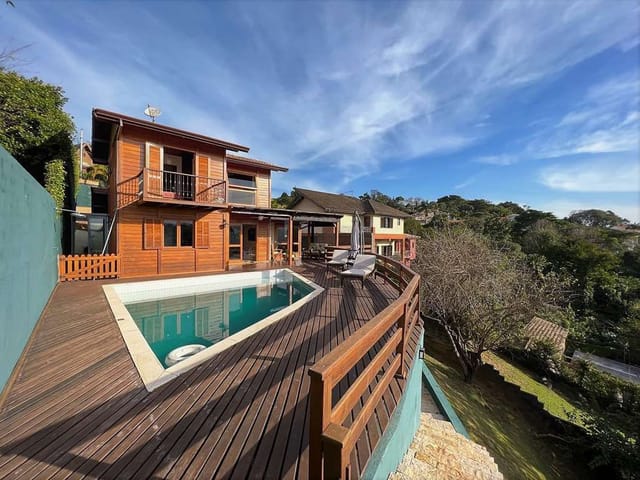 Sobrado com 596m² 3 quartos e 3 banheiros, à venda, no bairro Terras do Madeira em Carapicuíba