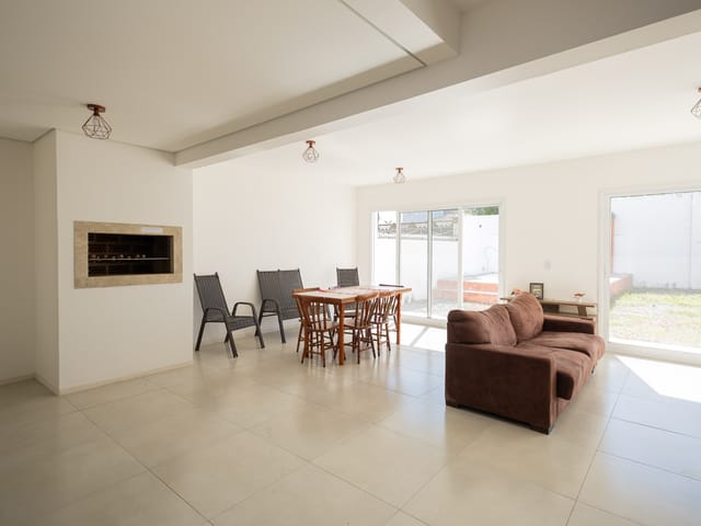 Casa com 178m² 3 quartos e 3 banheiros, à venda ou para alugar, no bairro Laranjal em Pelotas