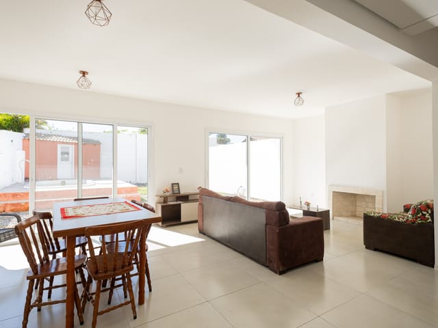 Casa com 178m² 3 quartos e 3 banheiros, à venda ou para alugar, no bairro Laranjal em Pelotas