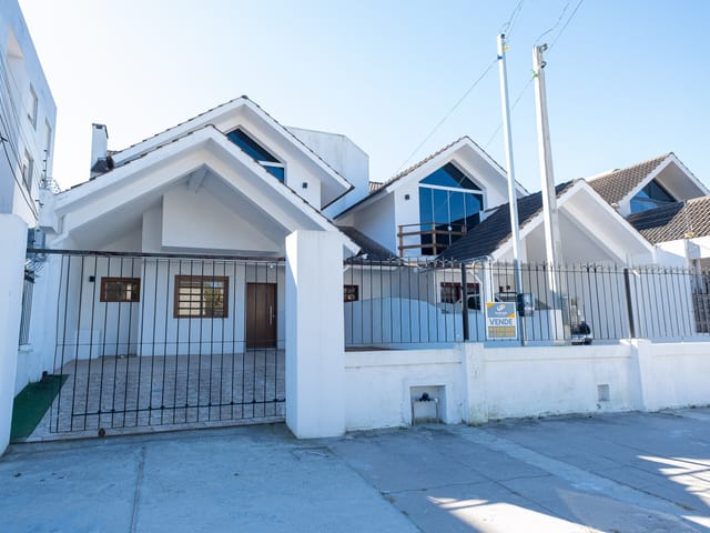 Casa com 178m² 3 quartos e 3 banheiros, à venda ou para alugar, no bairro Laranjal em Pelotas