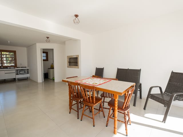 Casa com 178m² 3 quartos e 3 banheiros, à venda ou para alugar, no bairro Laranjal em Pelotas