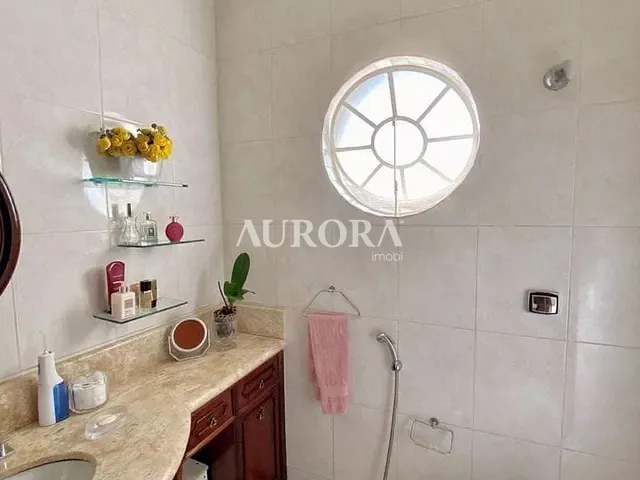 Sobrado 3 quartos e 4 banheiros, à venda, no bairro Kennedy em Londrina
