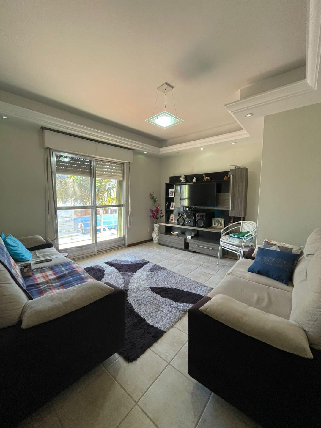 Sobrado no Jardim Europa com 248m², 3 quartos (1 suíte), hidromassagem, adega, churrasqueira e 3 vagas. Amplo, elegante e bem localizado!