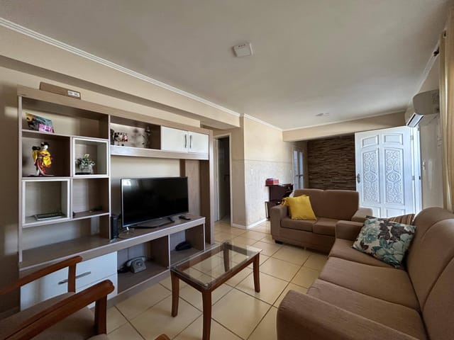 Casa com 425m² 4 quartos e 3 banheiros, à venda, no bairro Obelisco em Pelotas