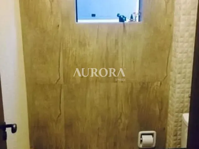 Sobrado com 250m² 3 quartos e 2 banheiros, à venda, no bairro Universitário em Londrina
