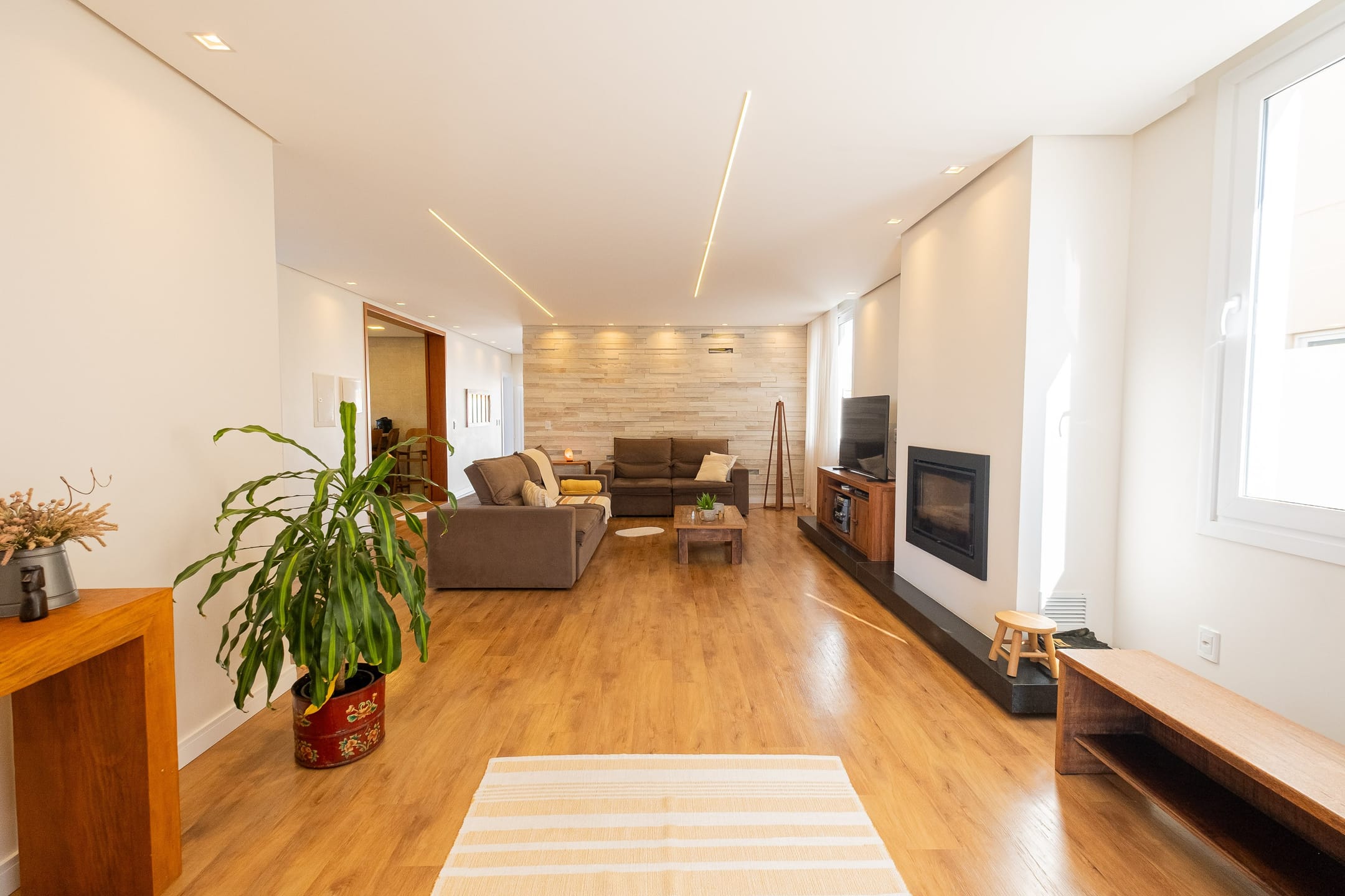 Casa impecável à venda no Alphaville, Laranjal - 272 m², 3 quartos (sendo 1 suíte), móveis planejados de alto padrão e área gourmet com piscina aquecida.