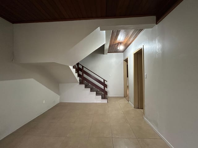 Casa com 300m² 4 quartos e 4 banheiros, à venda ou para alugar, no bairro Três Vendas em Pelotas