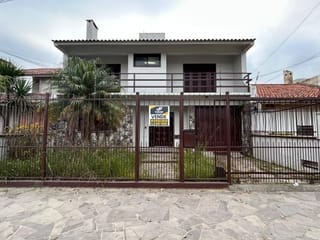 Casa à venda e locação nas Três Vendas, Pelotas: com 270 m², 4 quartos (sendo 1 suíte), lareira, churrasqueira e pátio com garagem coberta.