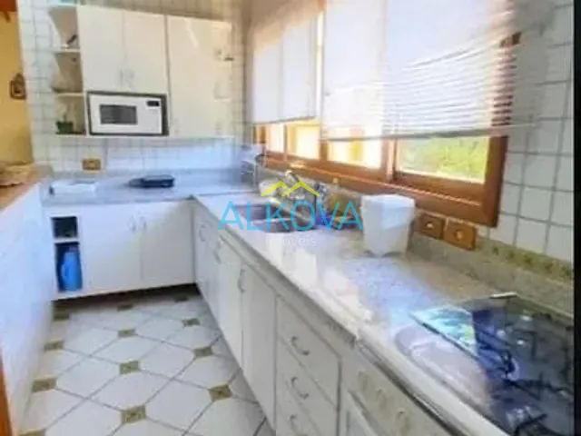 Sobrado com 320m² 4 quartos e 5 banheiros, à venda, no bairro Descansópolis em Campos do Jordão