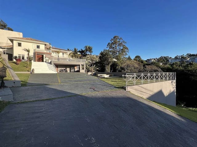 Sobrado com 1150m² 5 quartos e 5 banheiros, à venda, no bairro São Paulo II em Cotia